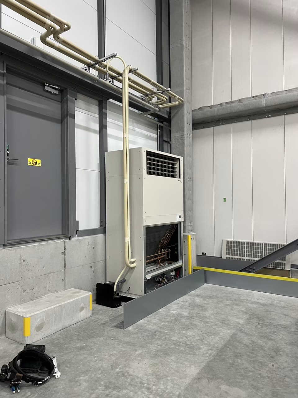 工場内 床置き型業務用エアコン