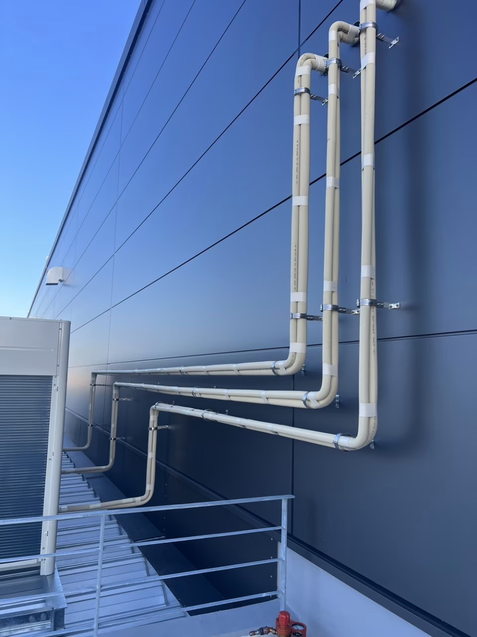 外壁 冷媒配管 化粧カバー仕上げ